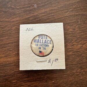 Vote Wallace To Victory In ‘76 American Flag  1” pinback button pin